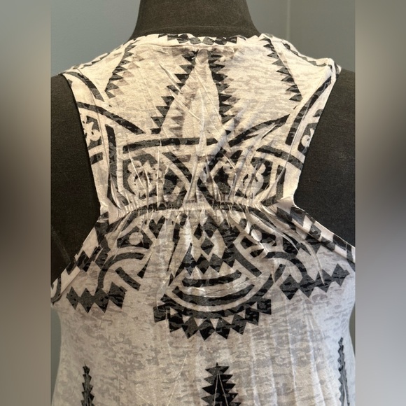 Cultureplug abstract lightweight vneck top Size Medium - Picture 7 of 7